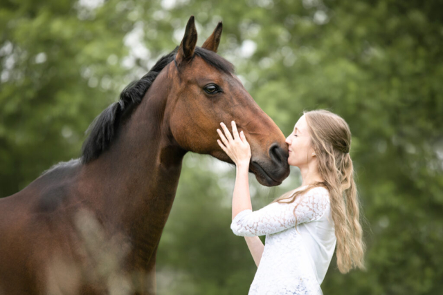 Pferd und Besitzer Kuss Fotoshooting romantisch grün Bordenau Hannover Pferdefotografie